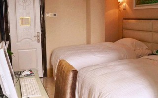 阜阳老树主题酒店怎么预订？