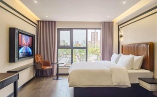 成都凹凸酒店预订热线是多少？