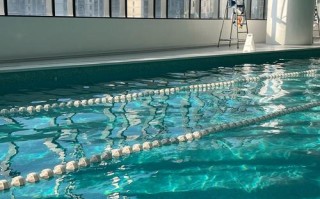 广州健身房游泳池开放时间及收费标准？