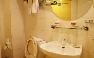 光山新华酒店预订热线是多少？