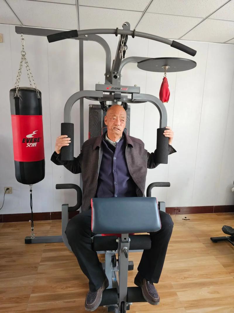 99岁老人健身房健身-第2张图片-德高鼎泰便民中心