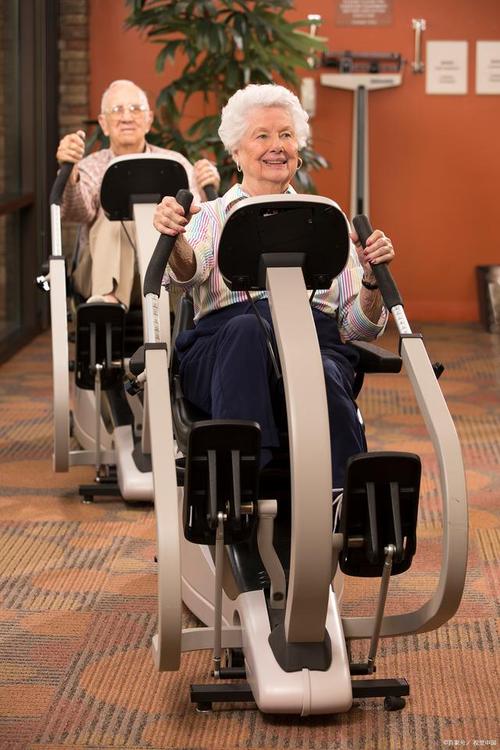 99岁老人健身房健身-第3张图片-德高鼎泰便民中心