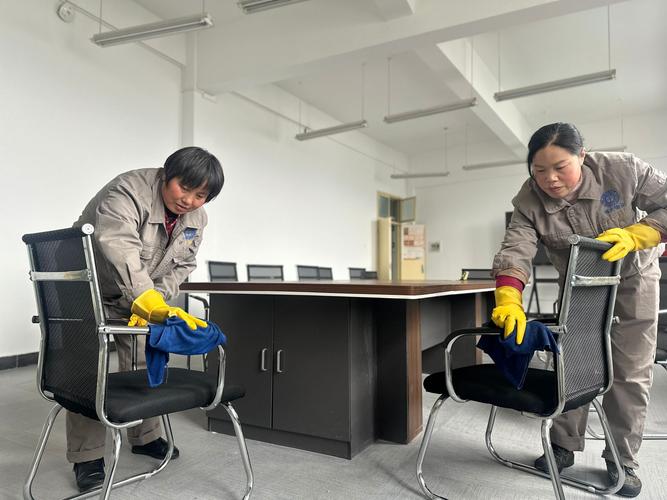 校园保洁是哪家物业公司负责？-第1张图片-德高鼎泰便民中心