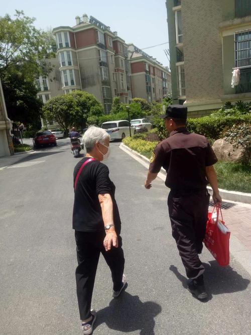物业保安帮业主搬东西，是职责还是情分？-第2张图片-德高鼎泰便民中心