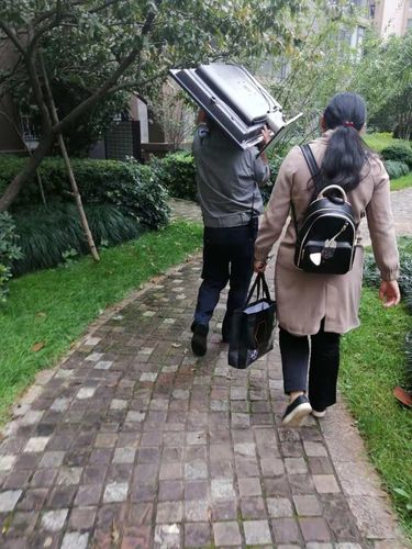 物业保安帮业主搬东西，是职责还是情分？-第3张图片-德高鼎泰便民中心