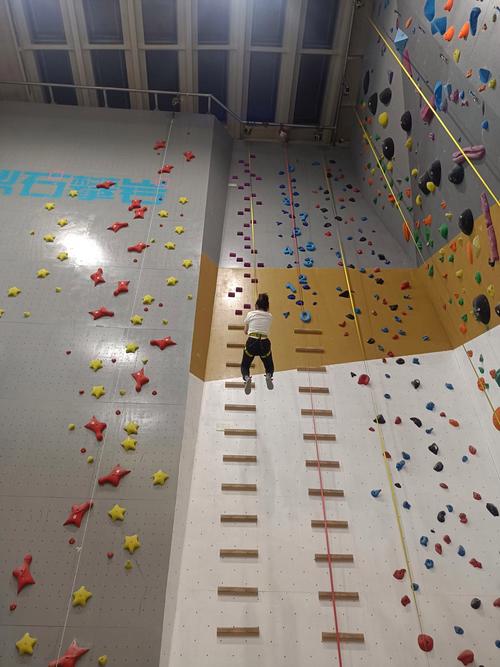 保定松鼠健身青少年宫有何特色课程？-第1张图片-德高鼎泰便民中心